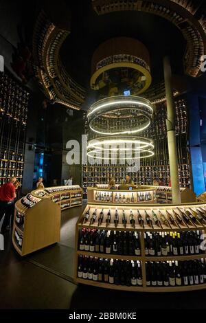 Innenansicht der Wein Shop im La Cité du Vin, Bordeaux, Frankreich Stockfoto