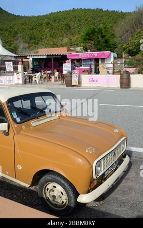 Vintage Renault 4L Car & Snack Bar in Corniche d'Or, Massif de l'Esterel zwischen Saint Raphael und Mandelieu-la-Napoule Var Côte d'Azur France Stockfoto