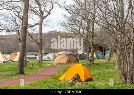 Higashi-Onuma Campsite im Onuma Quasi-Nationalpark. Stadt Nanae, Unterpräfekturgebiet Oshima, Hokkaido, Japan Stockfoto