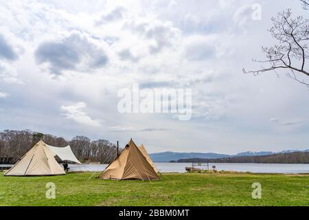 Higashi-Onuma Campsite im Onuma Quasi-Nationalpark. Stadt Nanae, Unterpräfekturgebiet Oshima, Hokkaido, Japan Stockfoto