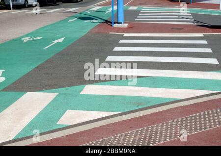 Verwirrende Straßenmarkierungen und Straßenmarkierungen, einschließlich Radfahrbahn und Crosswalk, Fußgängerüberführung oder Zebraüberquerung Stockfoto