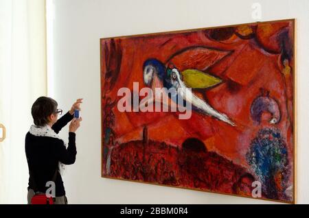 Weibliche Touristenfotos "Le Cantique des Antiquitäten" 1958 von Marc Chagall im Musée Marc Chagall Museum Nice Alpes-Maritimes France Stockfoto