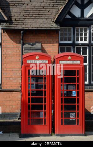 Zwei britische rote Telefonboxen, Modell K6, entworfen von Sir Gilles Gilbert Scott Stratford-upon-Avon Warwickshire England Stockfoto