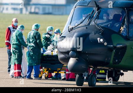 Essen, Deutschland. April 2020. Ein Patient wird am Flughafen von einem Militärhubschrauber transportiert. Am Donnerstag landete ein weiterer Hubschrauber mit Corona-Patienten aus Frankreich. Kredit: Arnulf Stoffel / dpa / Alamy Live News Stockfoto