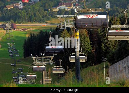 Zakopane, Kleinpolen/Polen - 08.08.2009: Panoramakabelaufzug zum Gipfel Butorowy Wierch und zum Berg Gubalowka in der Nähe von Zakopane Tatra Mountinas r. Stockfoto