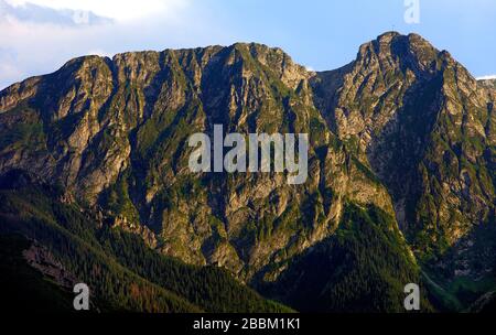 Panoramablick auf das hohe Tatra-Gebirge mit den berühmten Gipfeln Giewont und Szczerba von Zakopane in Polen Stockfoto