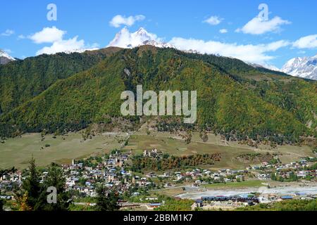 Panorama-Luftbild von Mestia, mit Blick auf den Berg Ushba oder das "Matterhorn des Kaukasus" in der Region Svaneti, Georgien Stockfoto