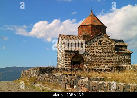 Kirche des Sevanavank Klosterkomplexes auf der Klippe mit Blick auf den Sewansee, Provinz Gegharkunik in Armenien Stockfoto