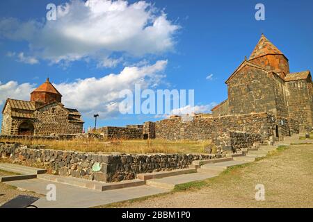 Die beiden Kirchen des Sevanavank Klosterkomplexes auf der Klippe mit Blick auf den Sewansee, Armenien Stockfoto