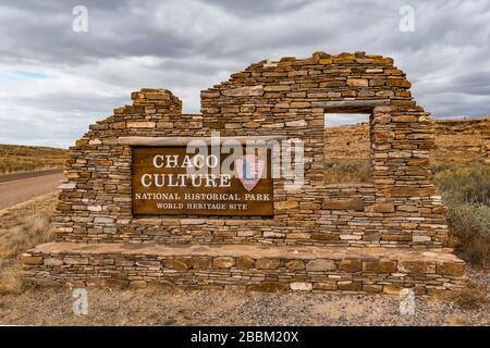 Das elegante Eingangsschild des National Park Service mit der Optik der von den angestammten Pueblo-Völkern erbauten Mauersteine in Chaco Culture Nati Stockfoto