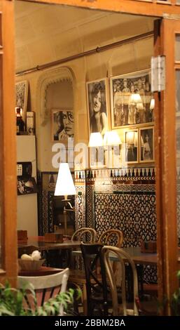 Spanische Bar: Stimmungsvolles, traditionelles Restaurant/Pub. Spanische Kultur. Sevilla. Andalusien. Fühlen Sie sich gut im Vollformat an. Keine Leute. Stockfoto