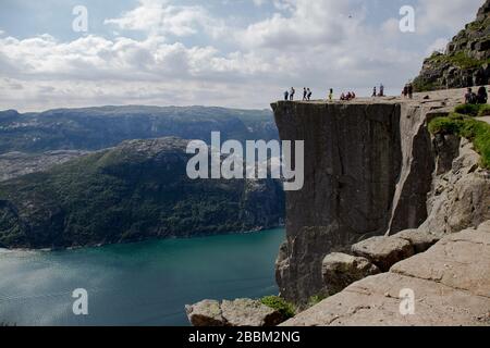 Kanzelfelsen in Norwegen, Felsen mit Blick auf den Sommerfjord Stockfoto