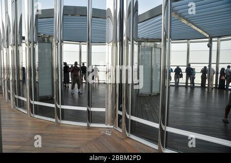 Die Leute auf der Aussichtsplattform OBEN auf der 124ten Etage in einer Höhe von ca. 500m in Burj Khalifa Stockfoto