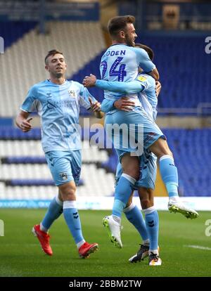 Matthew Godden (Center) von Coventry City feiert mit Teamkollege Zain Westbrooke das zweite Tor seiner Seite Stockfoto