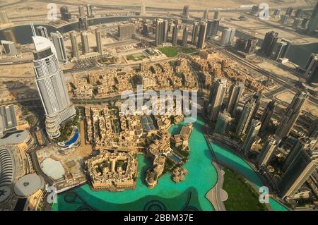 Emaar-Gebäude und Innenstadt, Blick von Burj Khalifa, Dubai, Vereinigte Arabische Emirate, Naher Osten. Stockfoto