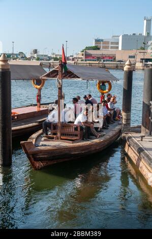 Altes Transportboot auf dem Fluss Creek in Dubai Stockfoto