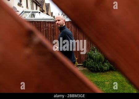 James Campbell, 31, der in seinem Garten in Cheltenham, Gloucestershire, während er sich im Lockdown befindet, einen 26,2 Meilen langen Marathonkurs führt. Stockfoto