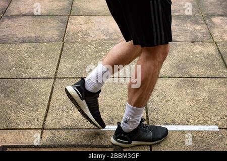 James Campbell, 31, der in seinem Garten in Cheltenham, Gloucestershire, während er sich im Lockdown befindet, einen 26,2 Meilen langen Marathonkurs führt. Stockfoto