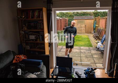 James Campbell, 31, der in seinem Garten in Cheltenham, Gloucestershire, während er sich im Lockdown befindet, einen 26,2 Meilen langen Marathonkurs führt. Stockfoto