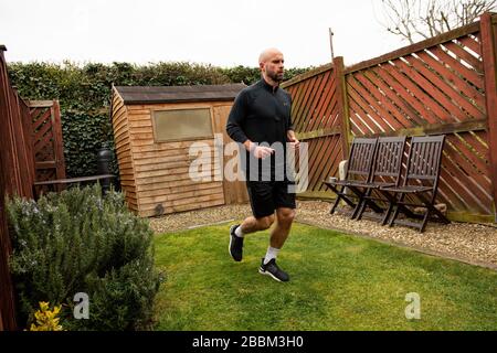 James Campbell, 31, der in seinem Garten in Cheltenham, Gloucestershire, während er sich im Lockdown befindet, einen 26,2 Meilen langen Marathonkurs führt. Stockfoto