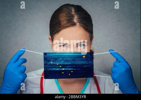 Coronavirus in US-Bundesstaat Alaska, weibliches Doktorporträt, schützen Sie die chirurgische Gesichtsmaske mit der Alaska Flag. Krankheit, Virus Covid-19 in Alaska Stockfoto