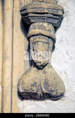 Inneneinrichtung der Kirche Saint Mary, Halesworth, Suffolk, England, Großbritannien - Vestry Door aus dem 15. Jahrhundert mit geschnitzten Steinmetzarbeiten Stockfoto