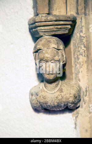 Inneneinrichtung der Kirche Saint Mary, Halesworth, Suffolk, England, Großbritannien - Vestry Door aus dem 15. Jahrhundert mit geschnitzten Steinmetzarbeiten Stockfoto