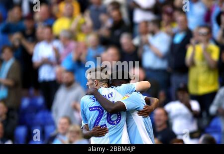 Der von Coventry City gespielte Jordy Hiwula (rechts) feiert mit Teamkollegen vor den Heimfans das erste Tor seiner Seite Stockfoto