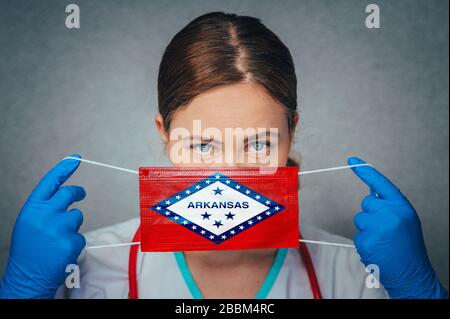 Coronavirus in US-Bundesstaat Arkansas, weibliches Doktorporträt, schützen Sie die chirurgische Gesichtsmaske mit der Arkansas Flag. Krankheit, Virus Covid-19 in Arkansas Stockfoto