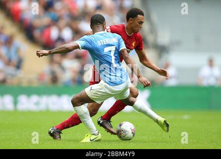 Die Raheem Sterling (links) von Manchester City und Liverpools Trent Alexander-Arnold kämpfen um den Ball Stockfoto