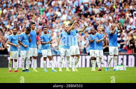 Die Spieler von Manchester City feiern nach dem Abpfiff Stockfoto