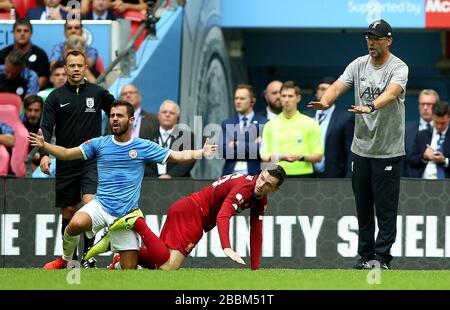 Bernardo Silva von Manchester City reagiert auf eine Herausforderung von Liverpools Andrew Robertson Stockfoto