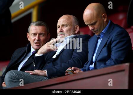 Manchester United Assistentenmanager Mike Phelan (Mitte) und England U21-Manager Aidy Boothryd (links) auf der Tribüne Stockfoto