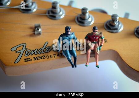 Batman & Robin mit Fender Stratocaster Stockfoto