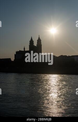 Magdeburg, Deutschland. März 2020. Blick über die Elbe zum Dom, hinter dem die Sonne untergeht. Der Dom zu Magdeburg feiert in diesem Jahr das 500-jährige Jubiläum seiner Fertigstellung. Kredit: Klaus-Dietmar Gabbert / dpa-Zentralbild / ZB / dpa / Alamy Live News Stockfoto