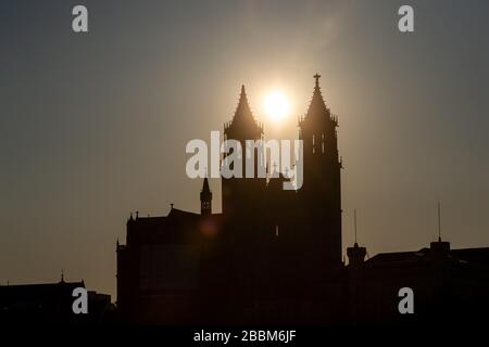 Magdeburg, Deutschland. März 2020. Die Sonne untergeht hinter dem Dom. Der Dom zu Magdeburg feiert in diesem Jahr das 500-jährige Jubiläum seiner Fertigstellung. Kredit: Klaus-Dietmar Gabbert / dpa-Zentralbild / ZB / dpa / Alamy Live News Stockfoto