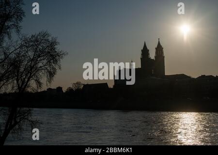 Magdeburg, Deutschland. März 2020. Blick über die Elbe zum Dom, hinter dem die Sonne untergeht. Der Dom zu Magdeburg feiert in diesem Jahr das 500-jährige Jubiläum seiner Fertigstellung. Kredit: Klaus-Dietmar Gabbert / dpa-Zentralbild / ZB / dpa / Alamy Live News Stockfoto