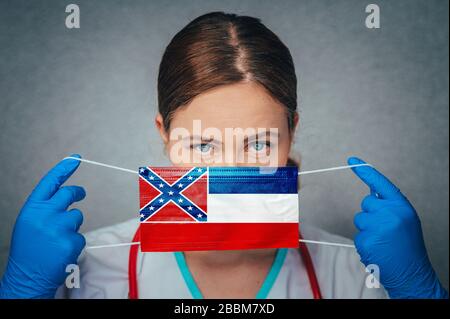 Coronavirus im US-Bundesstaat Mississippi, weibliches Arztporträt, schützen Sie die chirurgische Gesichtsmaske mit der Mississippi-Flagge. Krankheit, Virus Covid-19 in Mi Stockfoto