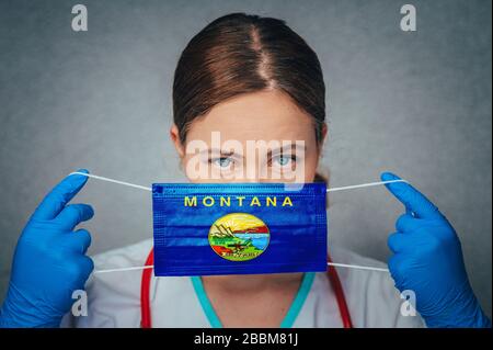 Coronavirus in US-Bundesstaat Montana, weibliches Doktorporträt, schützen Sie die chirurgische Gesichtsmaske mit der Montana-Flagge. Krankheit, Virus Covid-19 in Montana Stockfoto