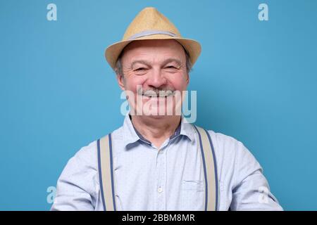 Wow aus Schnürsenkeln von Schuhen an der blauen Wand. Stockfoto