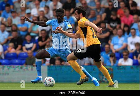 Der Jordy Hiwula (links) von Coventry City und der Joe Shaughnessy von Southend United kämpfen um den Ball Stockfoto