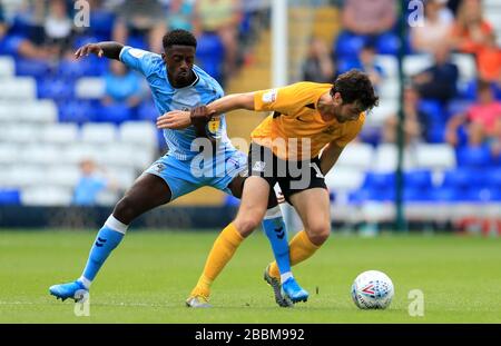 Der Jordy Hiwula (links) von Coventry City und der Joe Shaughnessy von Southend United kämpfen um den Ball Stockfoto