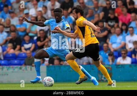 Jordy Hiwula (links) von Coventry City in Aktion Stockfoto