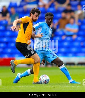 Der Jordy Hiwula (rechts) von Coventry City und der Joe Shaughnessy von Southend United kämpfen um den Ball Stockfoto