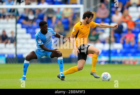 Der Jordy Hiwula (links) von Coventry City und der Joe Shaughnessy von Southend United kämpfen um den Ball Stockfoto