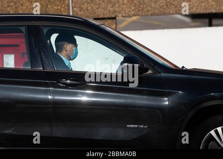 Ein Fahrer, der in Westminster, London, eine Gesichtsschutzmaske trägt, während Großbritannien weiterhin im Lockdown bleibt, um die Ausbreitung des Coronavirus einzudämmen. Stockfoto