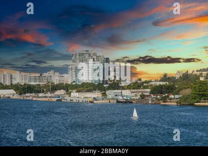 Weißes Segelboot vor der Küste von Puerto Rico bei Sonnenuntergang Stockfoto