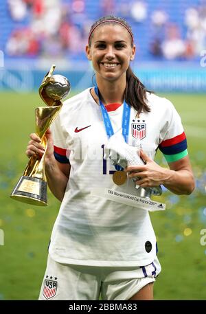 Alex Morgan aus den USA feiert nach dem Abpfiff mit der FIFA Women's World Cup Trophäe und dem Adidas Silver Boot Award Stockfoto