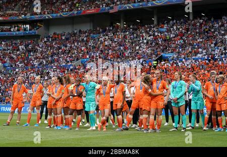 Die niederländischen Spieler erscheinen nach dem Abpfiff niedergeschlagen Stockfoto