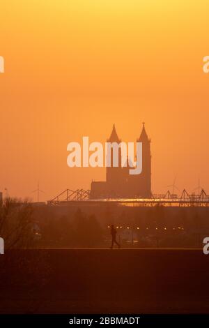 Magdeburg, Deutschland. März 2020. Die Sonne untergeht bunt hinter dem Dom. In diesem Jahr feiert der Dom zu Magdeburg das 500-jährige Jubiläum seiner Fertigstellung. Kredit: Klaus-Dietmar Gabbert / dpa-Zentralbild / ZB / dpa / Alamy Live News Stockfoto